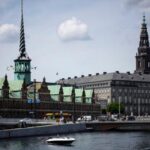 Un incendio en la antigua Bolsa de Copenhague hace caer la aguja del emblemático edificio