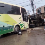 Accidente entre un bus y un camión deja daños materiales en Cuenca