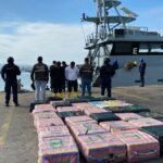 Armada incauta droga a 400 millas náuticas de Manta