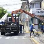 Choque de furgoneta deja un poste caído y otro colgando, en Portoviejo