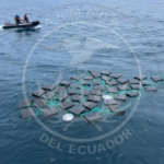 Hallan 45 sacos de droga flotando sobre el mar a 240 millas náuticas de la costa de Manta