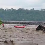 Hombre fue arrastrado con su vehículo por el río Upano