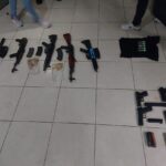 Policía incautó fusiles, pistolas, granadas y municiones en Manabí