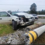 Camioneta se estrella contra poste de alumbrado público en la vía Cuenca-Azogues