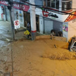 Cinco viviendas afectadas por el desbordamiento de un río en Piñas