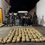 Policía evitó el tráfico de más 460 mil dosis de droga y aprehendió a dos presuntos implicados en Guayas