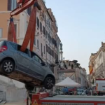 Un anciano baja con su coche la escalinata de la Plaza de España de Roma y obliga a los bomberos a sacarlo con una grúa