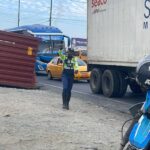 Una mujer falleció aplastada por un contenedor en la Vía Perimetral, en el norte de Guayaquil