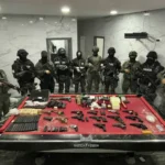 Ministro anuncia incautación de armas, joyas y dinero en la casa donde se escondía Fito