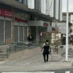 Un sujeto quedó atrapado tras irrumpir en una entidad financiera de Manta, provincia de Manabí