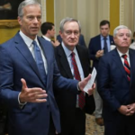 El Senado de EE.UU. aprueba el plan fiscal de Trump con el desempate de Vance y tras varios días de debate
