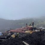 Dos personas desaparecieron tras un deslizamiento en Napo; un socavón se produjo en la vía El Chaco – Lago Agrio