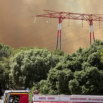 Marsella, asediada por un violento incendio forestal que obliga a confinar y evacuar vecinos y a cerrar el aeropuerto