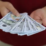 Un policía en servicio activo y otra persona son procesados por extorsión