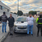 Policía Nacional captura a dos sujetos con arma de fuego y vehículo robado en Ambato
