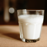 Arcsa alerta sobre incumplimientos sanitarios en lotes de tres marcas de leche: “Producto ha sido adulterado”