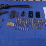 Un fusil y armas cortas decomisadas por la Policía, 3 aprehendidos en este operativo