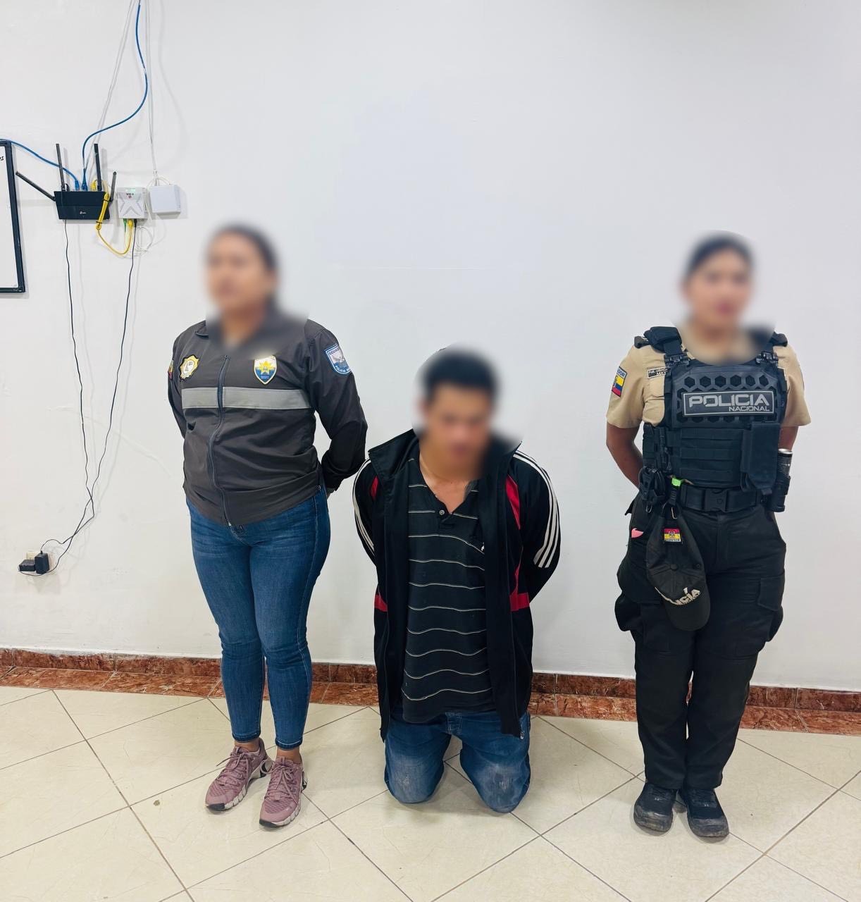 POLICÍA APREHENDE A UN CIUDADANO POR EL DELITO DE ROBO A LOCAL ...