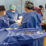 El IESS reporta exceso de médicos mientras persiste colapso en el sistema de salud