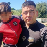 Córdoba: un policía salvó a un niño de tres años de ser atropellado por un tren