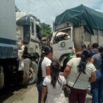 Triple choque entre dos camiones y un bus