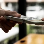 Fiscalía vincula a un policía y a otra persona a la instrucción fiscal por presunta extorsión