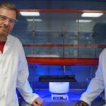 Investigadores transforman el ácido recuperado de baterías de automóviles y los residuos plásticos en hidrógeno limpio.