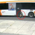 Un niño de 12 años queda atrapado por la puerta de un autobús y lo arrastra 350 metros en volandas 