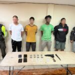 Aprehendimos a cuatro presuntos integrantes de “Los Lobos” con arma de fuego y drogas en Pichincha