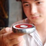 Un estudiante de Cambridge descifra la fórmula para crear un fidget spinner que bate el récord mundial Guinness