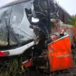Un fallecido y cinco heridos tras choque de buses en la vía Alóag-Santo Domingo