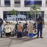 Aprehendimos a tres presuntos integrantes de “Los Choneros” e incautamos armamento y motocicletas con distintivos policiales en Manta