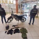 Policía incauta arma de fuego y recupera motocicleta robada en La Maná
