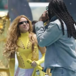 Shakira se burla de las teorías de la doble en la inauguración del Mundial quitándose las gafas en Los Ángeles