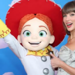 Así fue la actuación sorpresa de Taylor Swift en el preestreno de ‘Toy Story 5’ en Los Ángeles