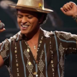 Bruno Mars saca un jamón en su concierto de Madrid, corta una loncha y se la come mientras canta