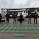 Incautamos 370 kilogramos de cocaína ocultos en un doble fondo de un vehículo en Carchi