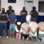 POLICÍA NACIONAL APREHENDE A CUATRO PERSONAS Y AÍSLA A UN ADOLESCENTE EN SANTA ELENA