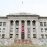 Harvard acepta pagar millones después de que el gerente de la morgue vendiera partes de un cadáver.