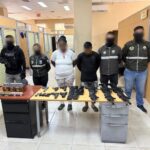 Policía Nacional afecta la logística del GDO “Chone Killers”: dos aprehendidos, fusiles y municiones incautadas en Durán