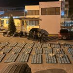 Policía Nacional decomisa 1,8 toneladas de cocaína ocultas en un furgón accidentado en la vía Guaranda – Riobamba