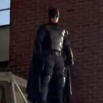 Un hombre disfrazado de Batman persigue a un ladrón y recupera un bolso robado