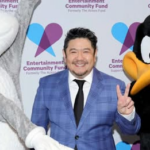 Muere a los 46 años la voz actual de Bugs Bunny y el pato Lucas, el actor Eric Bauza
