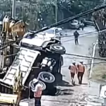 Volqueta cayó a una excavación tras ceder el terreno en una obra en Puembo, nororiente de Quito