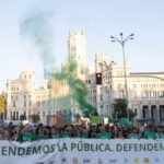 Miles de profesores tiñen de verde el centro de Madrid en su primer día de huelga para defender la educación pública