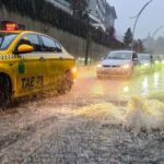 Un temporal de lluvias torrenciales golpea Estambul: calles inundadas, coches arrastrados y miles de avisos a emergencias